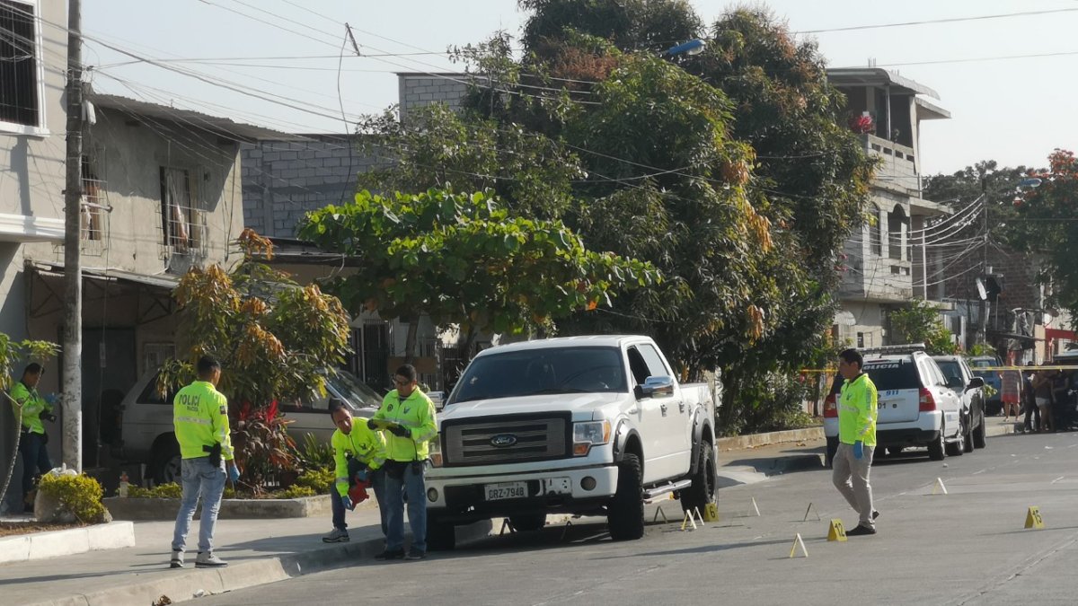 Agentes de Policía acordonaron la cuadra para recolectar indicios balísticos.