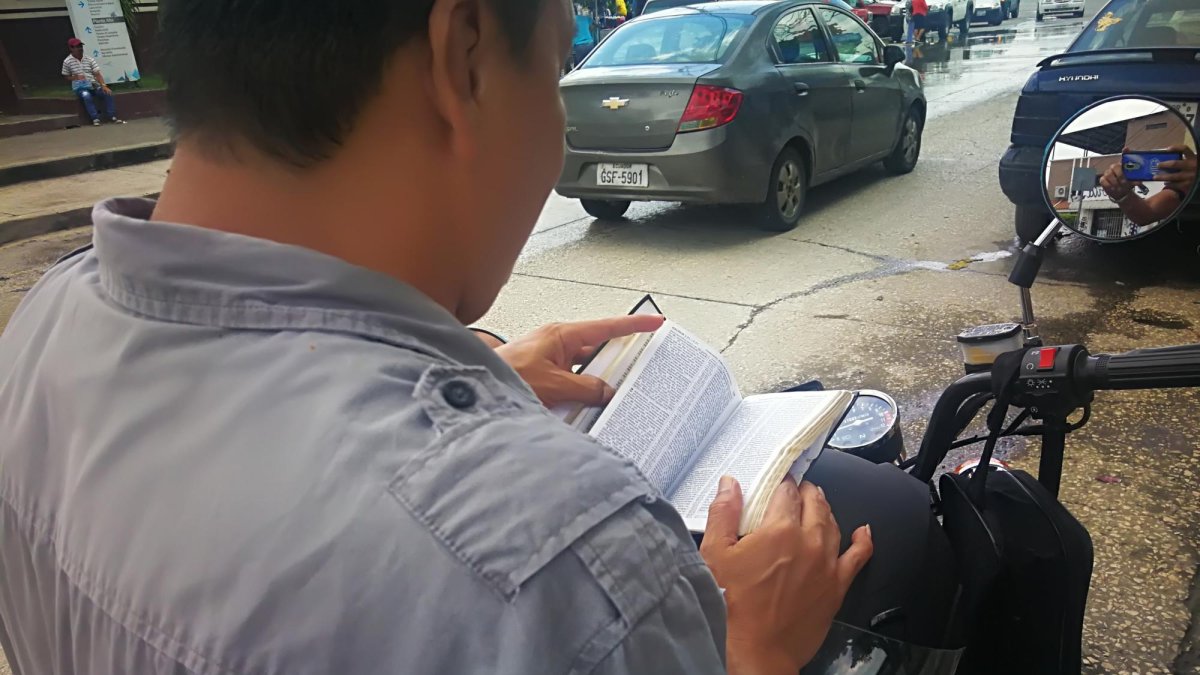 El hombre lee la Biblia y ahora se aferra a la fe.