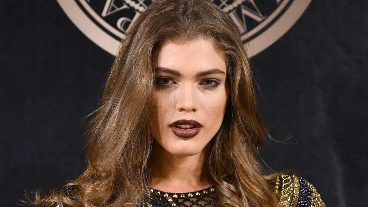 Valentina Sampaio, la joven modelo de 22 años que ha hecho historia como modelo.