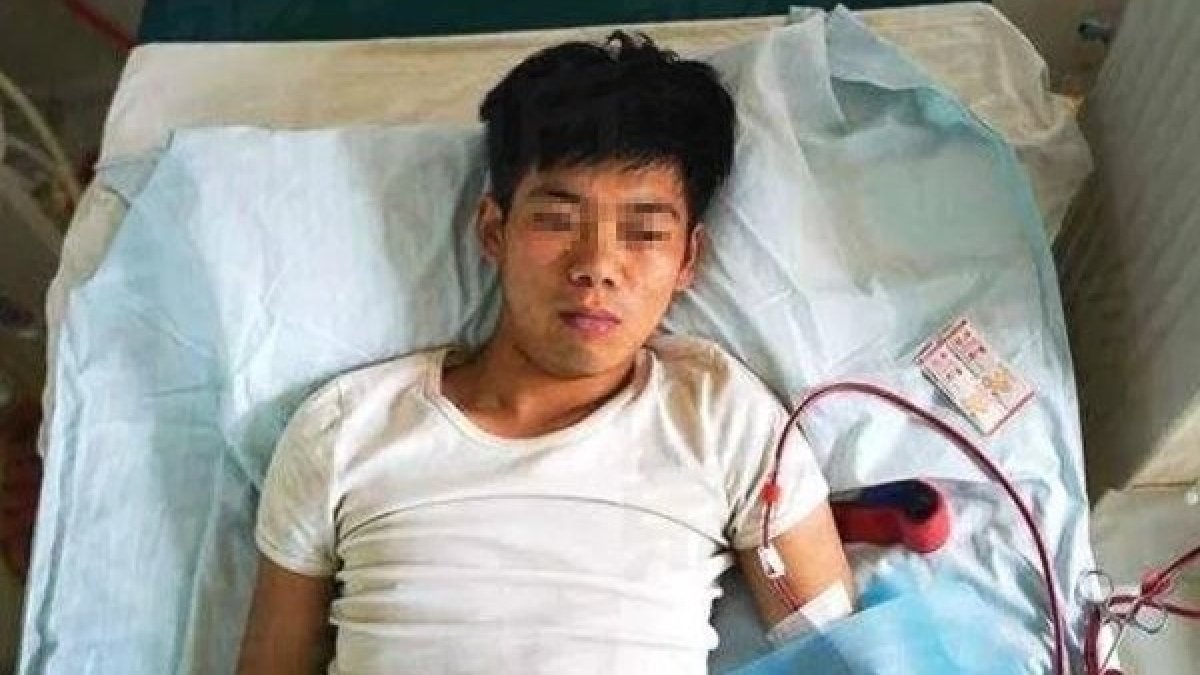 Xiao Wang, de 24 años, sufre de insuficiencia renal lo que le impide llevar una vida normal.