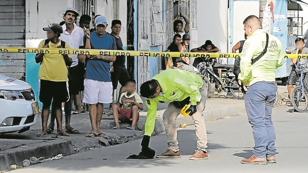 Agentes de Criminalística recopilaron las evidencias que estaban en media calle.