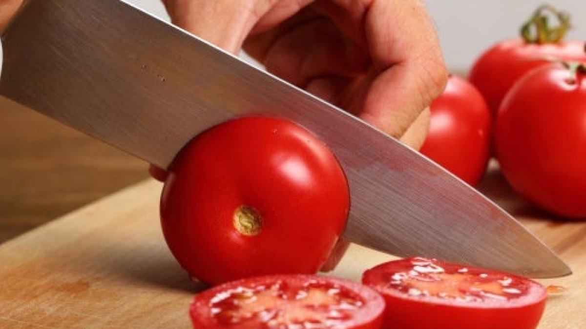 Problemas para ingerir algunos alimentos provocaron que un hombre se atragantara con el tomate.