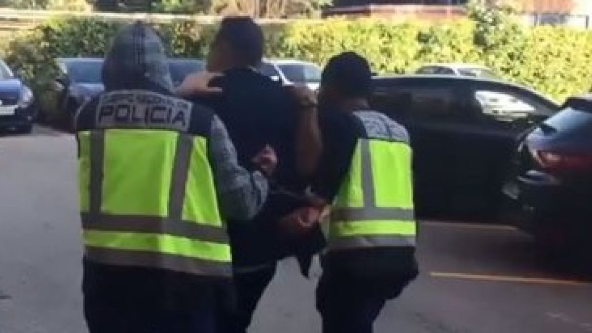 En Madrid, España, arrestaron a un falso agente de seguridad que abusaba de menores de edad.