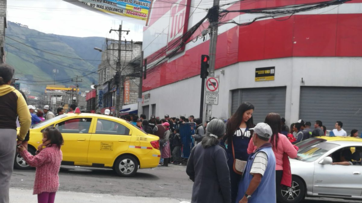Los comerciantes intentaron retirar las vallas e intentaron tomarse la calle.