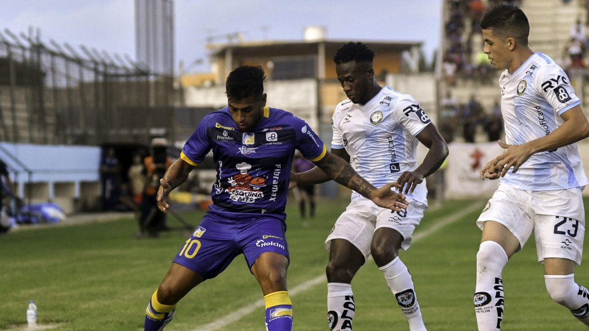 Los cupos directos a la fase de grupos de la Copa Libertadores se los llevan el campeón y vicecampeón del torneo, clasificando como Ecuador 1 y Ecuador 2.