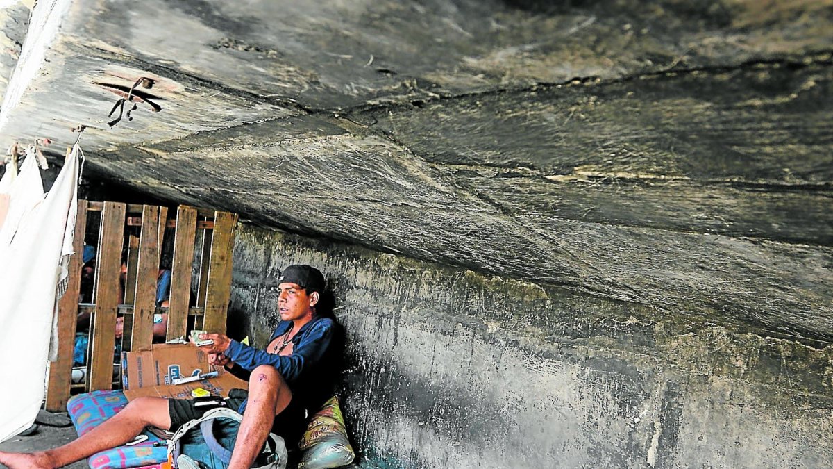 Bajo el puente entre la vía a Daule y la avenida Gómez Lince, tres amigos viven y comparten ‘hogar’.