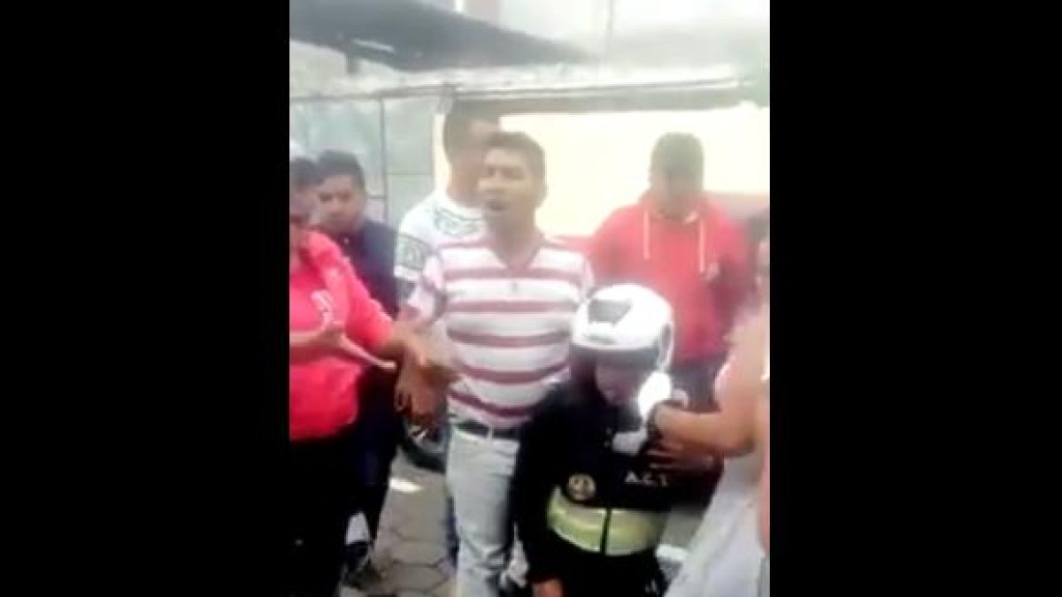 Mientras los agentes se retiraban, un grupo de personas interceptaron la moto del agente y lo obligaron a bajarse. Al parecer lo golpearon e insultaron, mientras los tenían retenido en el piso