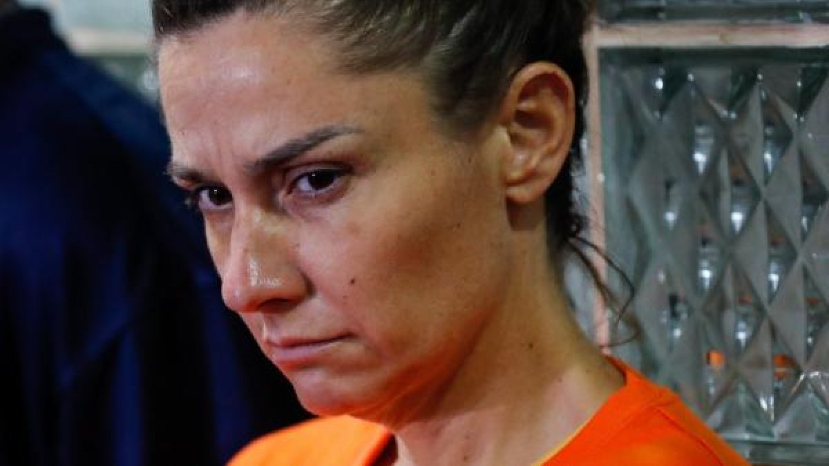 La mujer fue arrestada por delito de posible trata de menores.