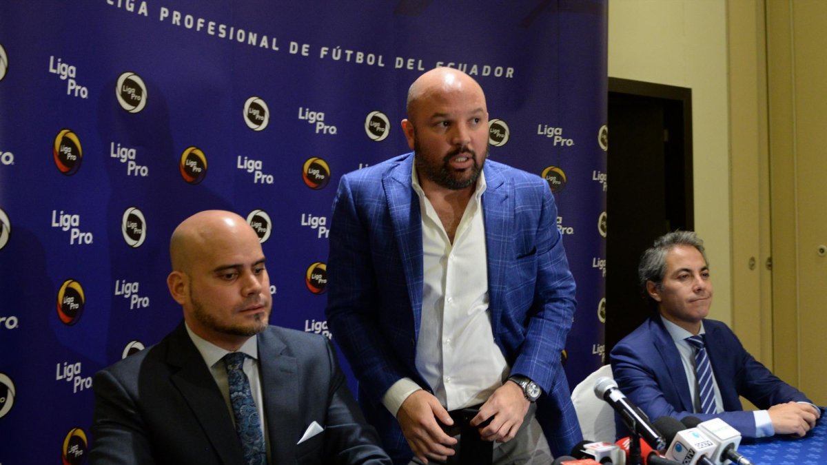 Miguel Ángel Loor (c), presidente de la LigaPro, destacó el actual sistema.