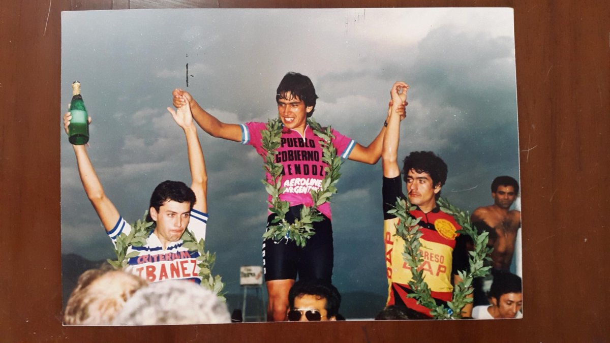 Rosero se subió al podio como ganador en la Vuelta a Mendoza, Argentina de 1987.