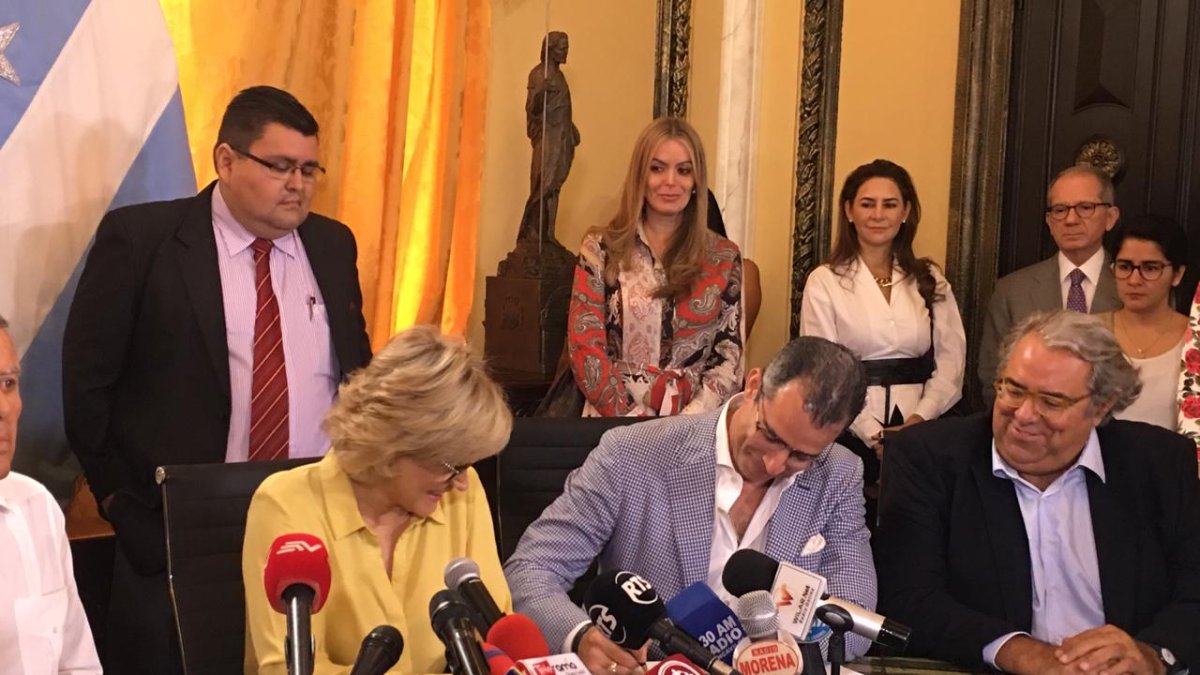 El Municipio de Guayaquil firmó el contrato de recolección de desechos con el Consorcio Urvaseo.