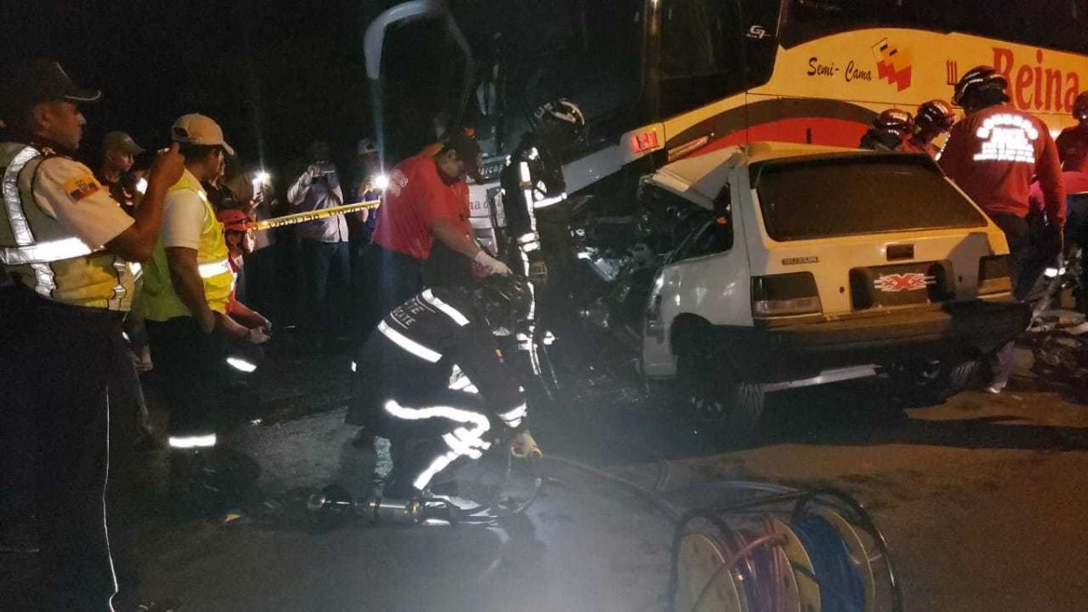 Los cuerpos que presentaban fracturas quedaron atrapados en la cabina del liviano vehículo