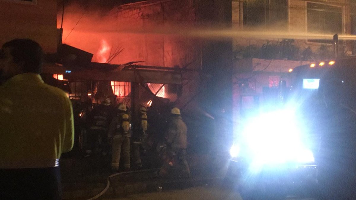Bomberos trabajaron para controlar las llamas.
