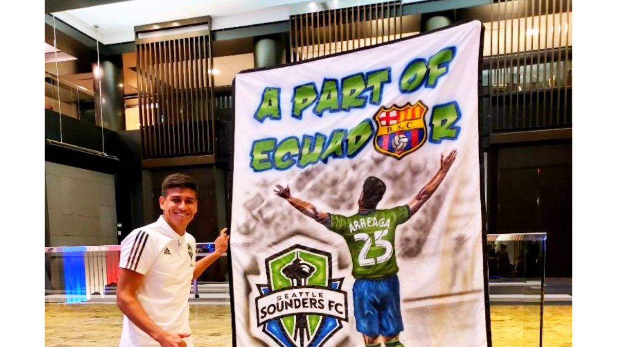 Los aficionados y le armaron una gigantografía de dos metros en su honor.