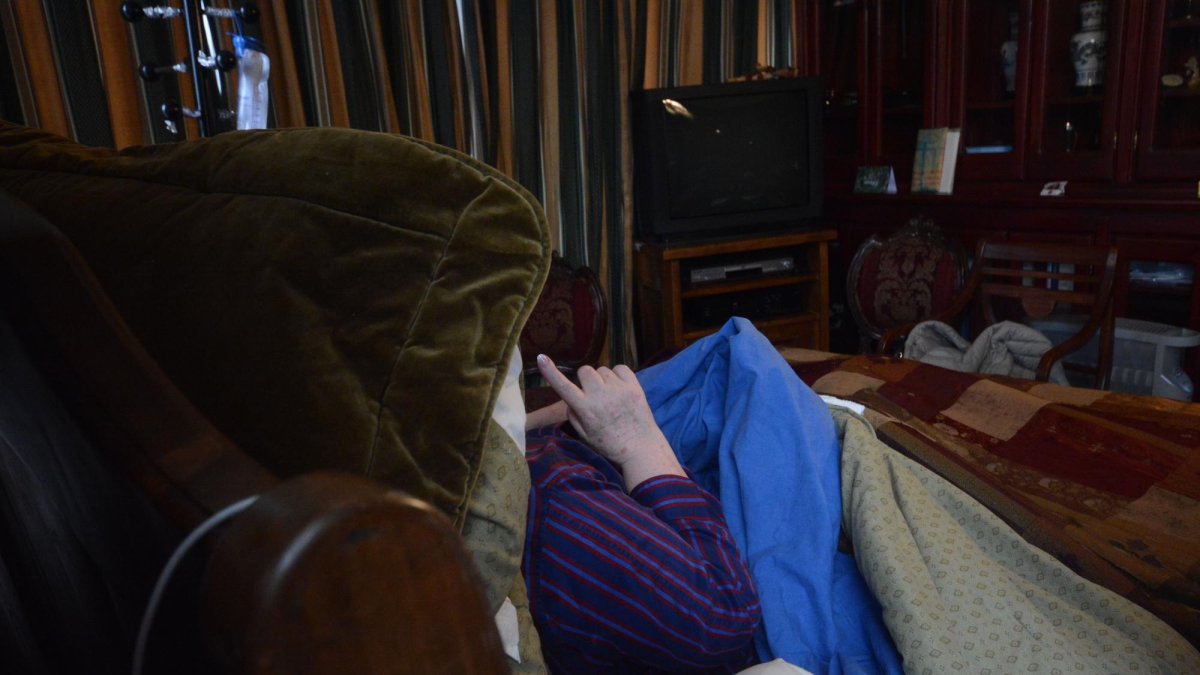 La mujer permanece en una cama. No puede levantarse ni alimentarse con normalidad.