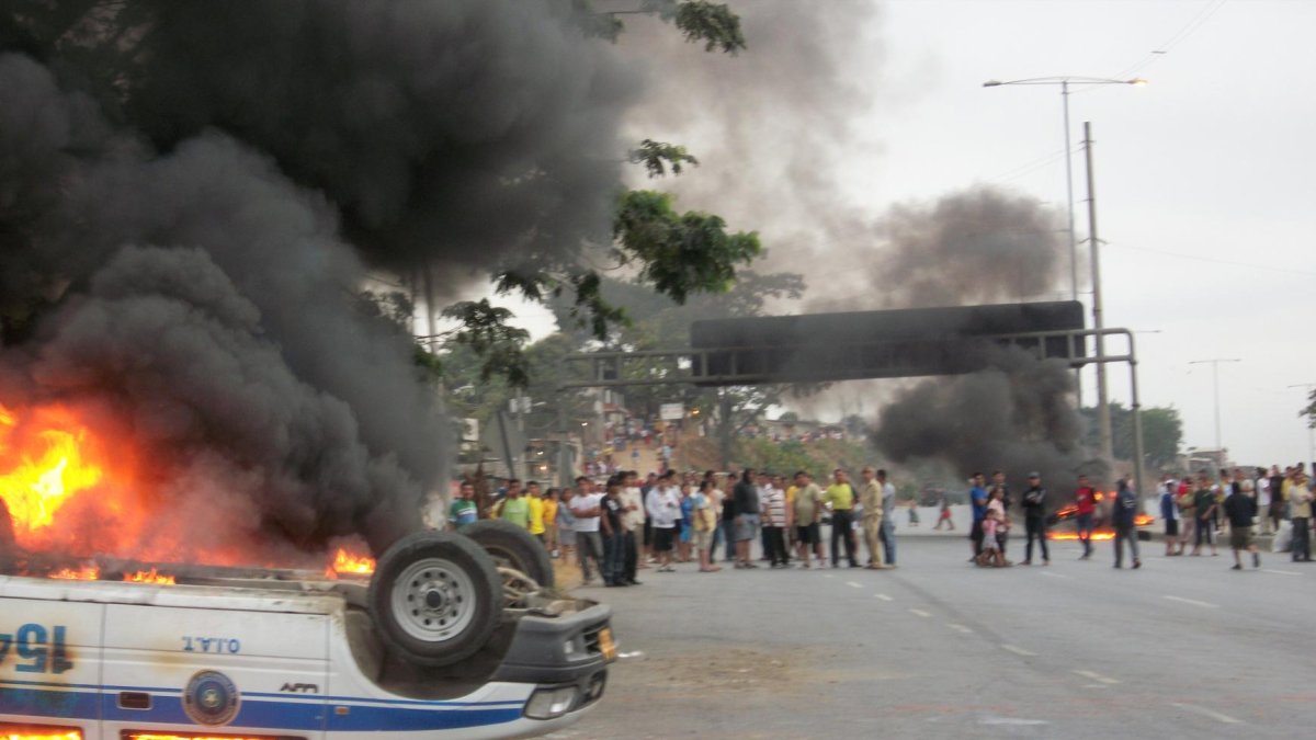 El día del accidente, moradores de cooperativas cercanas a la Perimetral quemaron la camioneta causante de la tragedia y un patrullero de la CTE.