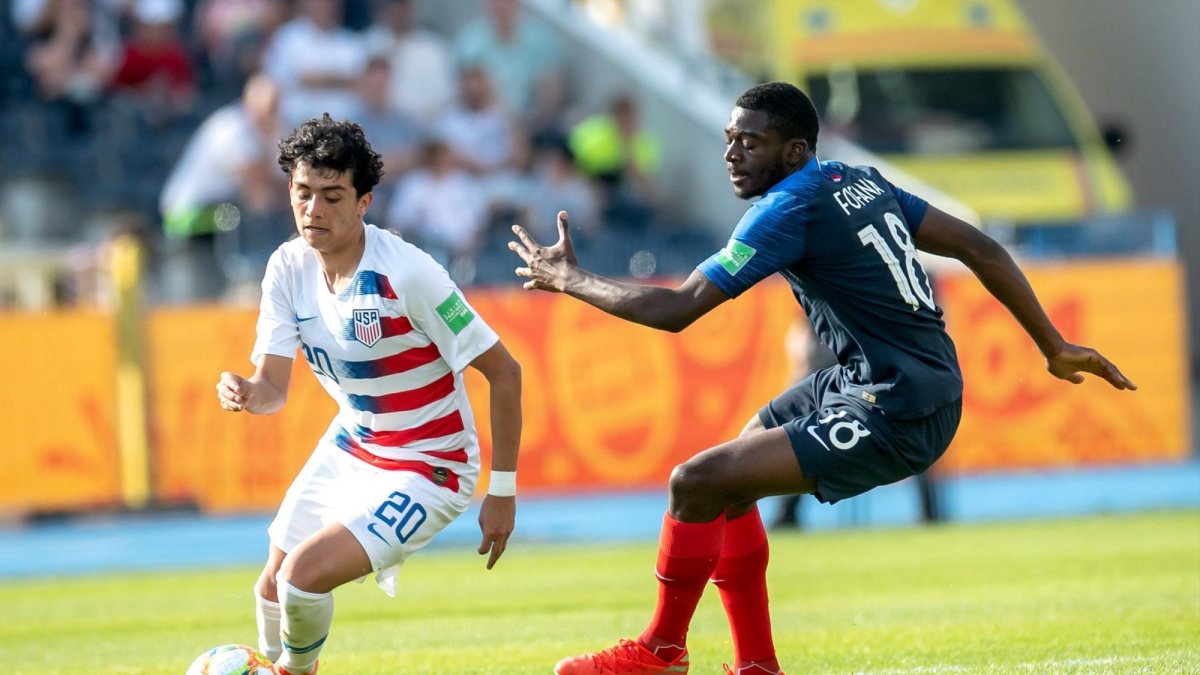 Richard Ledezma, de Estados Unidos, saca ventaja a su marcador francés Youssouf Fofana, en el juego disputado este martes 4 de junio, en Polonia.