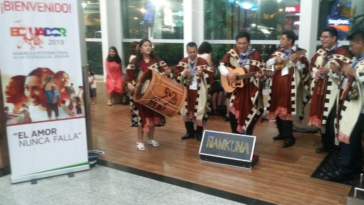 Un grupo musical amenizó el ambiente con música autóctona.