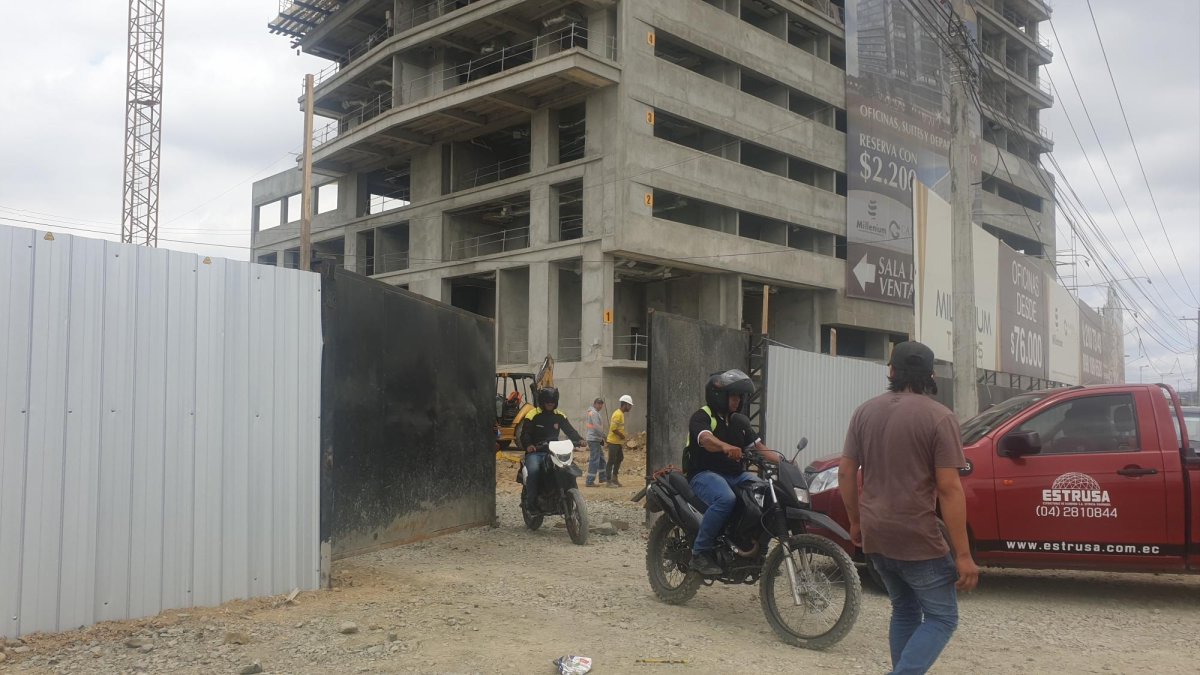 Un compañero suyo, sin querer, lo habría topado, lo que provocó que cayera sobre la losa.