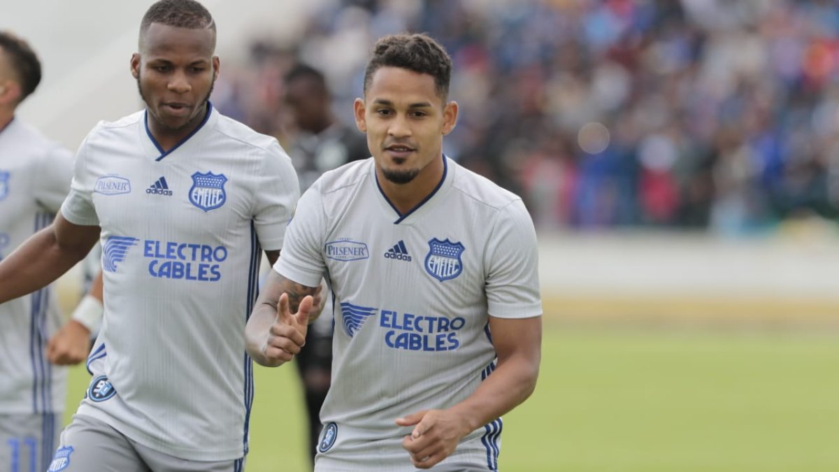 Pernía (d), anotó el primero para los azules.