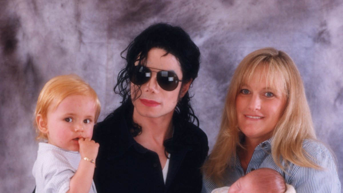 Michael Jackson y Debbie Rowe junto a sus hijos Prince y Paris.