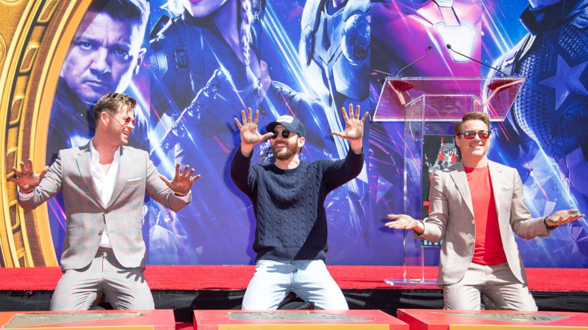 Los invitados firmaron, colocaron sus huellas y se retiraron, luego de posar para las cámaras de cientos de periodistas allí congregados.