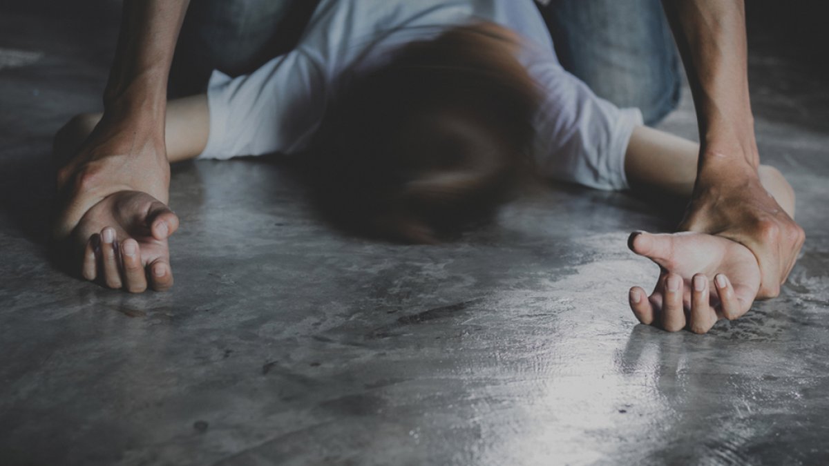 El adolescente aprovechó que no había nadie en casa para abusar de la menor.