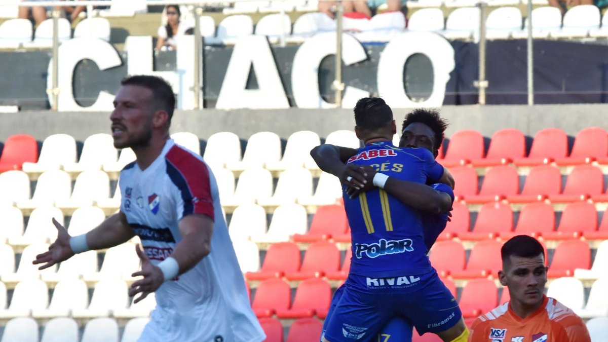 Juan Vieyra en el primer minuto marcó el gol de consolación del Nacional y Roberto Ordóñez, en el minuto 41, y Carlos Garcés, en el 43, volvieron a ser los artífices de la victoria del Delfín.