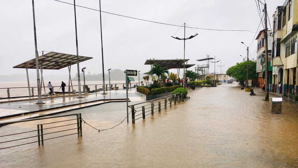Desde Papallacta a Baeza permanece inundado por las fuertes lluvias en Sucumbios.