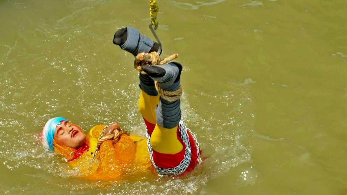 Chanchal Lahiri, conocido por su nombre artístico “Jadugar Mandrake” (El mago Mandrake), se lanzó al río desde una grúa.