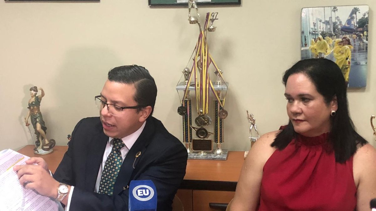 El abogado Alejandro Vanegas junto a Sonia Menéndez, madre de la participante.