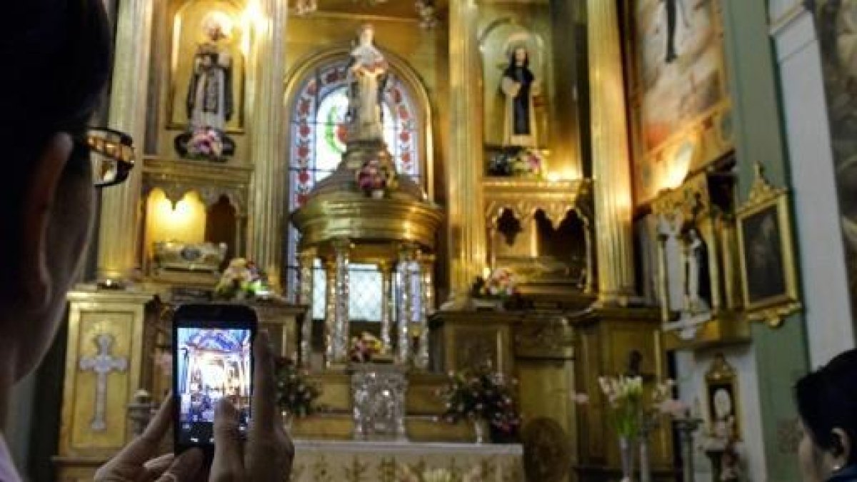 Las peticiones recibidas son impresas y luego depositadas en el pozo de los deseos del convento dominico de Lima.