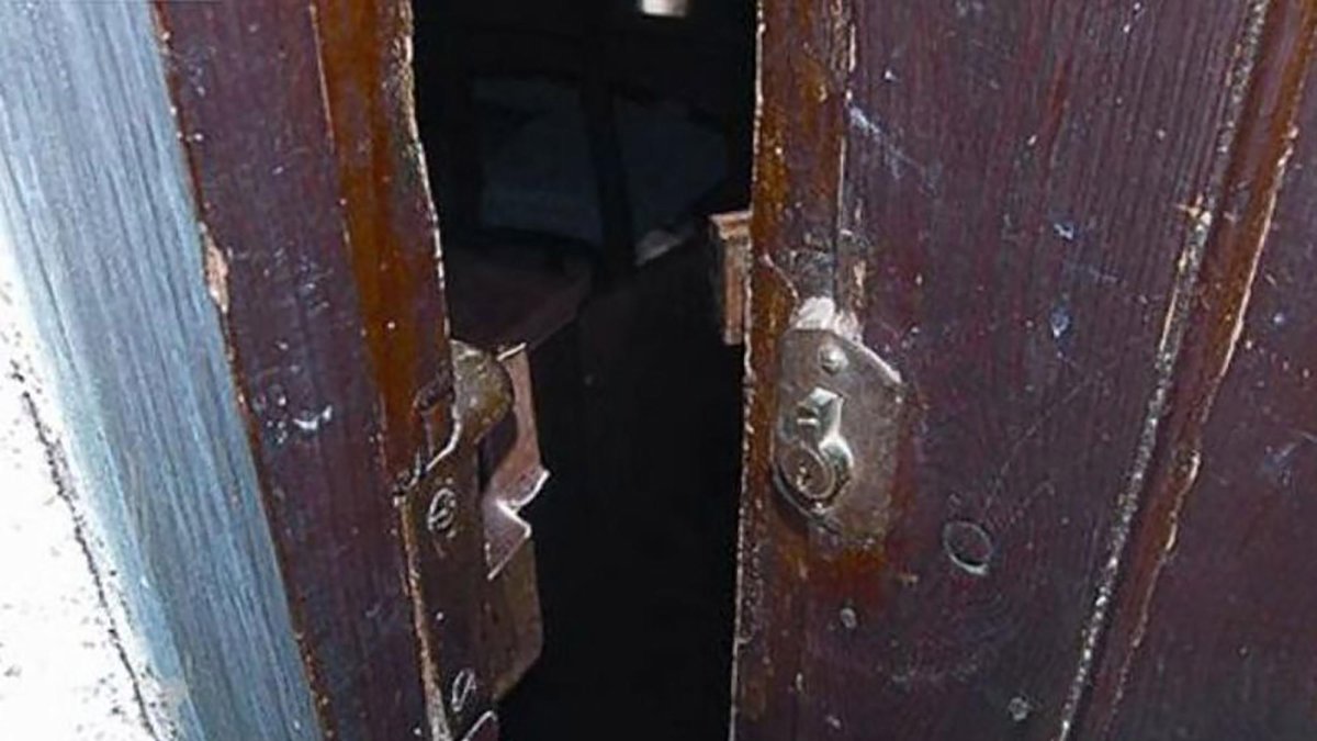 La cerradura de la puerta principal fue forzada por los delincuentes, que tuvieron el tiempo suficiente para vaciar toda la casa.