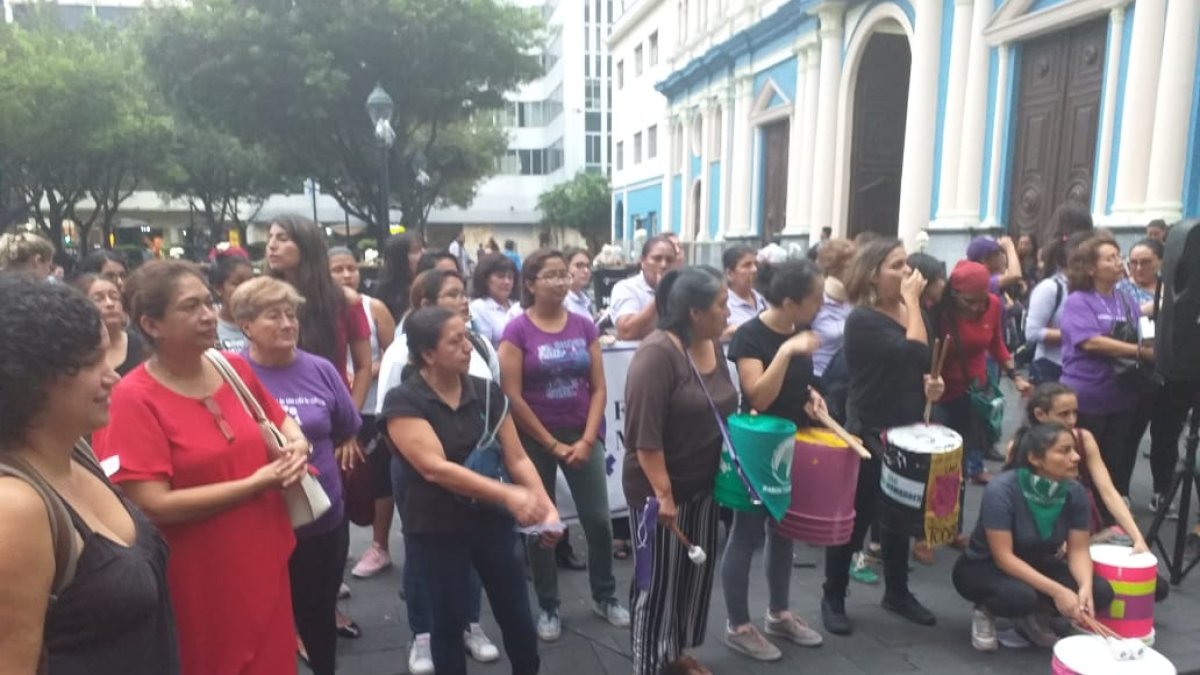 Las mujeres se apostaron en la plaza San Francisco, de Guayaquil.