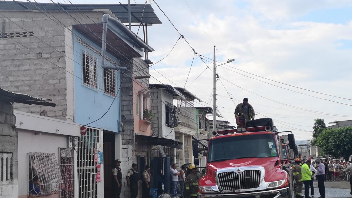 Tras las labores de sofocación, hasta las 19:15, el Cuerpo de Bomberos de Guayaquil informó que existen 18 personas fallecidas por asfixia.