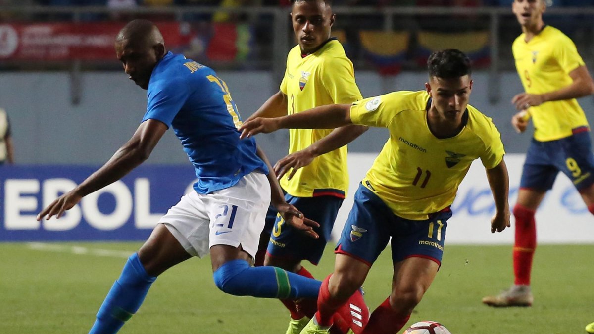 Alexander Alvarado (11) disputa el balón con Igor, de Brasil, en el empate a 0 entre Ecuador y la selección ‘carioca’.