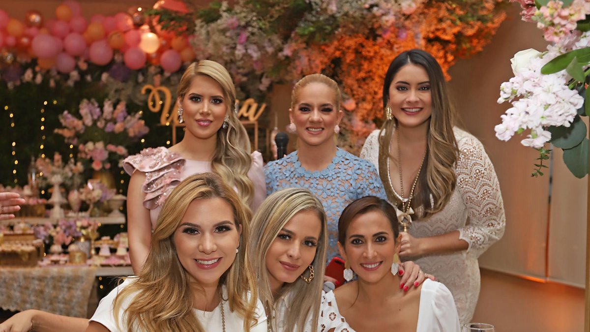 La futura madre compartió con varias amigas de la farándula y la televisión nacional.