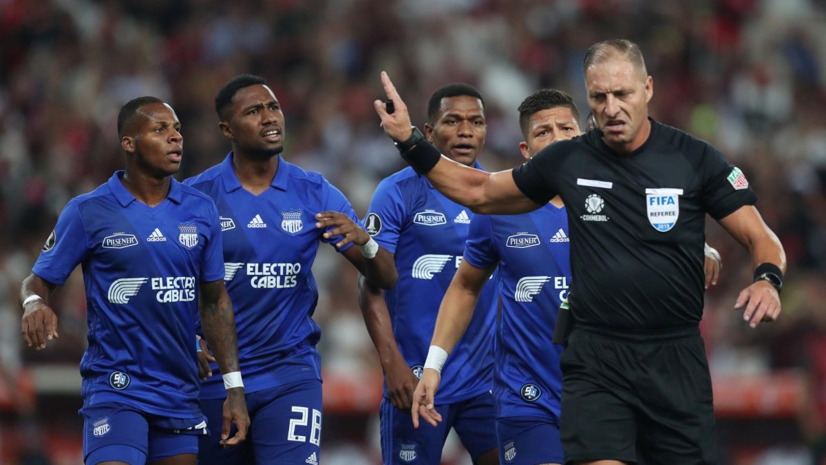 Los periodistas argentinos que transmitieron el encuentro disputado en el estadio Maracaná criticaron el accionar de su compatriota Néstor Pitana.