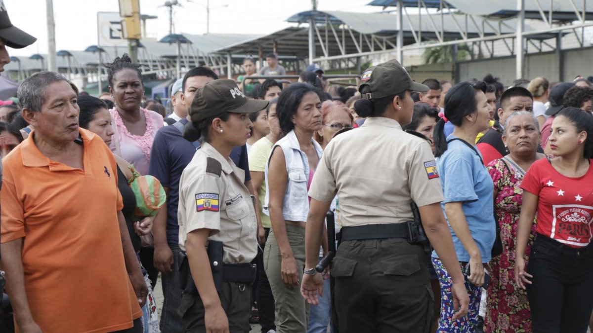 Agentes policiales en las afueras de la penitenciaría.