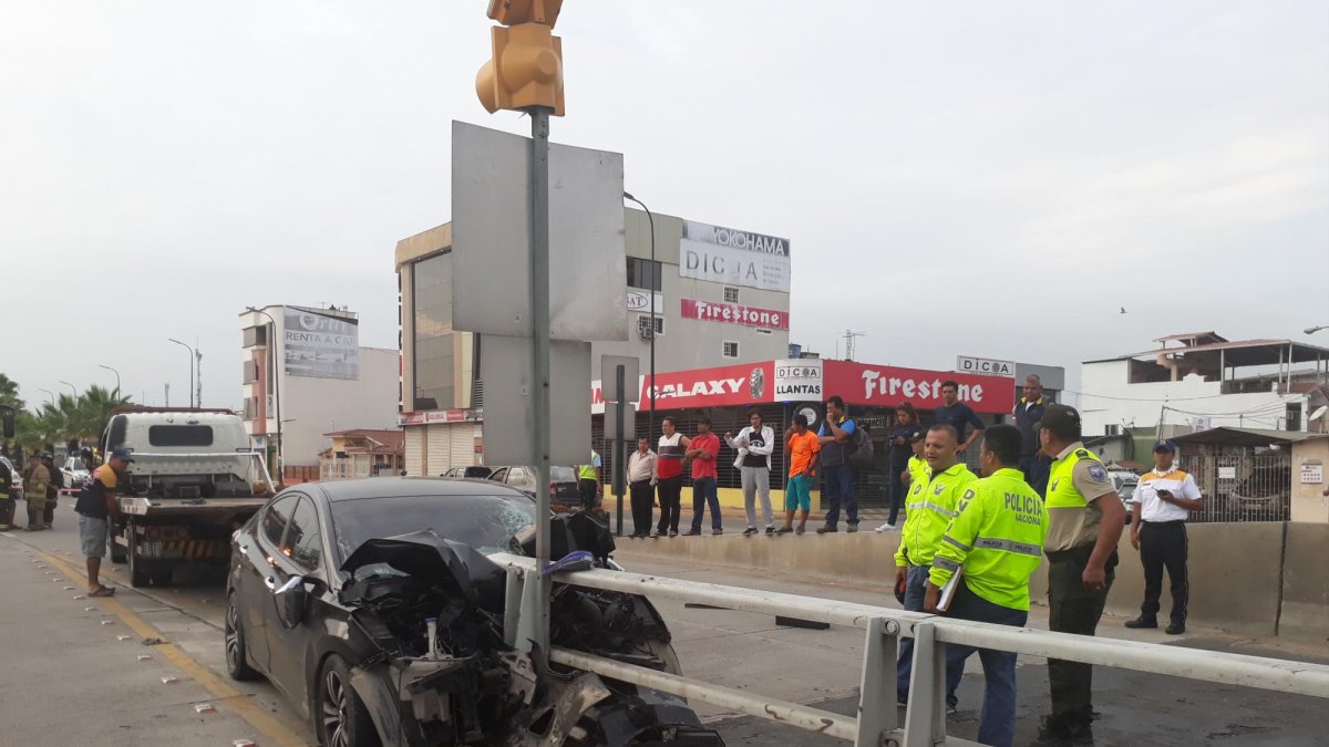 El cuerpo del conductor quedó atrapado en la cabina del automotor tras el impacto.