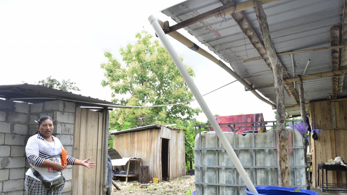 Un tanquero surte de agua el hogar de Narcisa Alvarado, en la cooperativa Arco Iris.