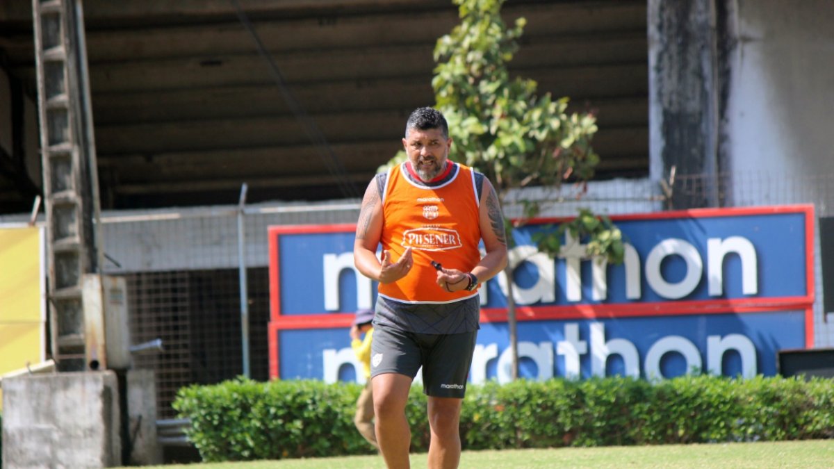 Técnico canario dijo que Darío Aimar nunca entrenó con las reservas y su presencia es cuestión técnica nada más.