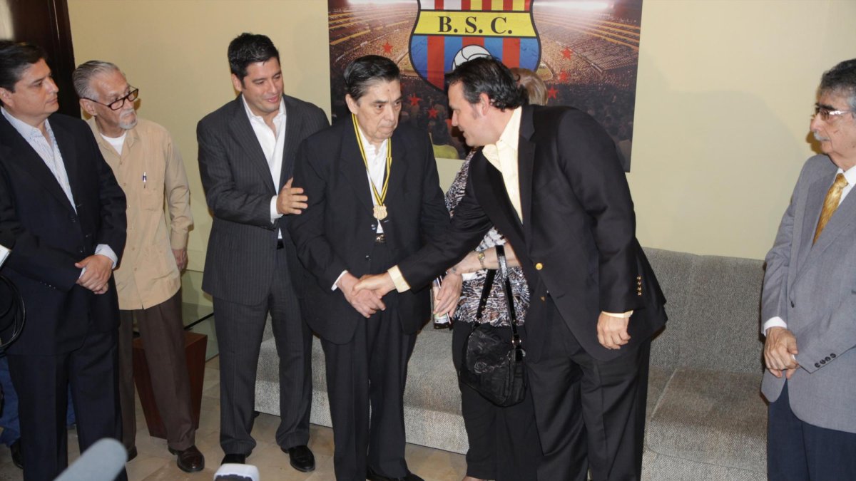 Imagen de archivo. En 2012, Barcelona otorgó un reconocimiento al comentarista deportivo Mauro Velásquez, quién falleció este domingo. (Bolivar Parra / Extra)