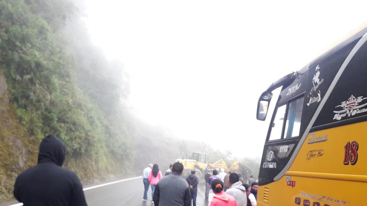 Ante el cierre de la vía, los conductores optan por caminos peligrosos.