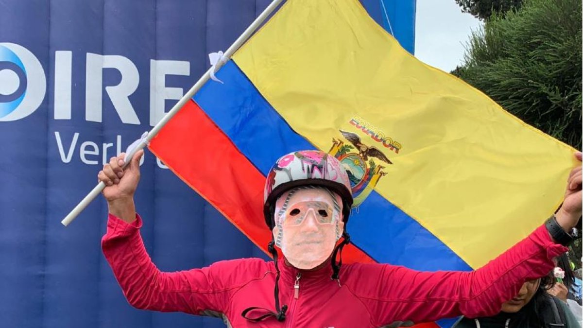 Un hombre festejó el triunfo de Richie con una máscara con su rostro.