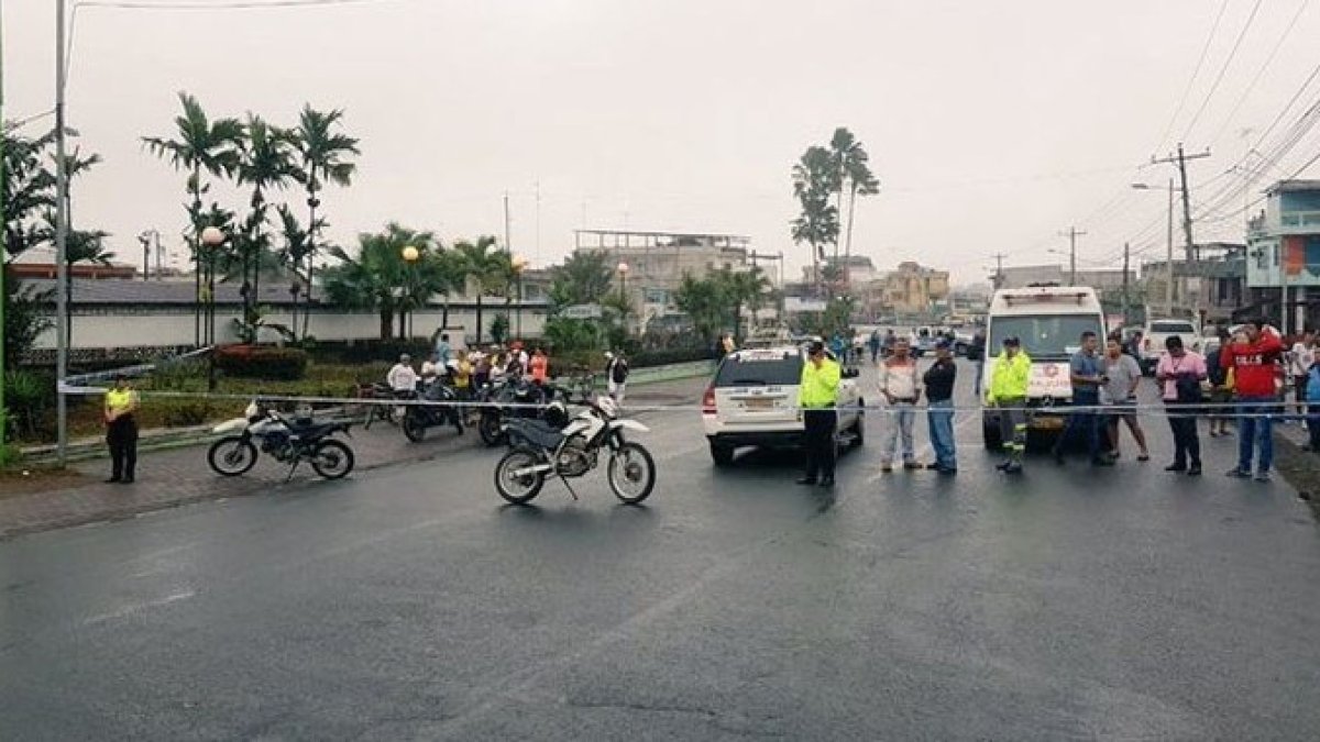 Miembros de la Policía y Bomberos cercaron el sector.