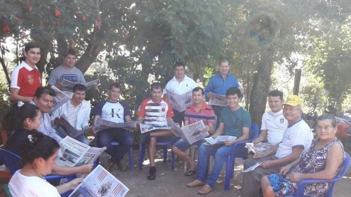 Basilia y Gregorio (esquina derecha), 13 de los 21 hijos en el resto de la imagen.