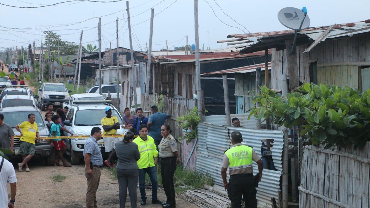 Al populoso sector de polvorientas calles de tierra llegaron agentes de Criminalística para iniciar las indagaciones del caso.