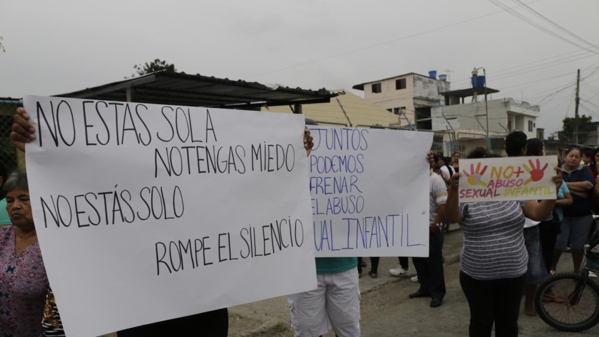 Padres de familia realizaron un plantón en una escuela de La Floresta, al sur de Guayaquil, donde se denunciaron abusos en 2017.