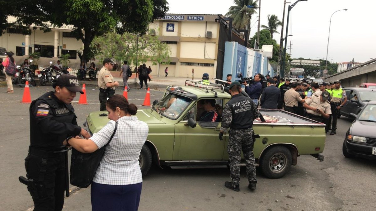Los controles fuera de la universidad se realizan en horarios de 07:00 a 09:00 y de 12:00 a 13:00.
